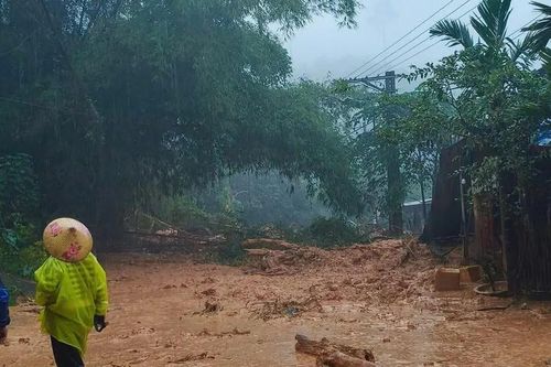 Mưa lớn, nhiều nơi sạt lở, một học sinh trôi vào cống tử vong
