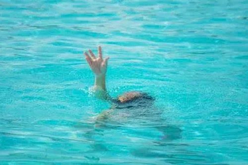 Bé gái 3 tuổi đuối nước trong vuông tôm gần nhà