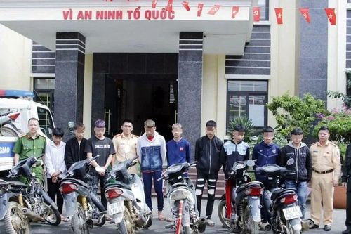 Xử lý nhóm 'quái xế' cầm theo kiếm quay video đăng lên mạng