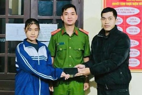 Nhặt được điện thoại, nữ sinh đem đến công an nhờ trả lại