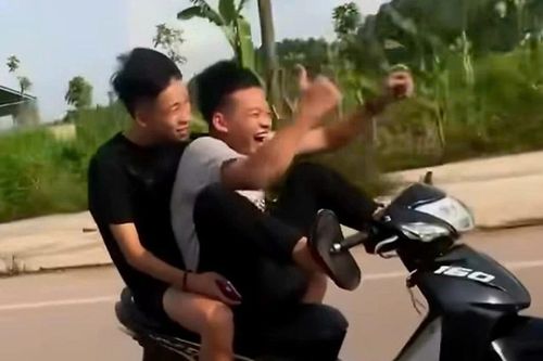 Nam thanh niên điều khiển xe máy bằng hai chân và cái kết