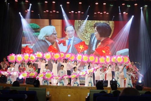 Khoa Ngữ văn Trường Đại học Sư phạm Hà Nội 2 nhận Cờ Thi đua của Chính phủ