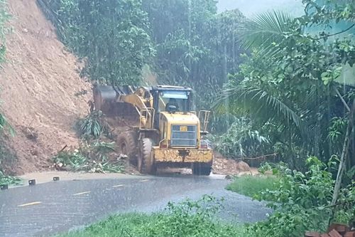 Mưa lớn kéo dài, nhiều đường ở miền núi Đà Nẵng bị sạt lở và ngập cục bộ