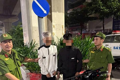 Bắt 2 đối tượng mang hung khí hành hung người đi đường