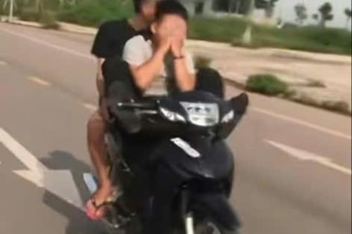 Xử lý nghiêm thiếu niên điều khiển mô tô bằng chân, 'khoe chiến tích' trên mạng xã hội