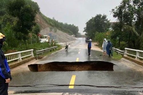 Nhiều tai nạn thương tâm do mưa lớn ở Đà Nẵng và Quảng Ngãi