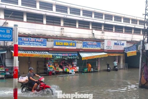 Triều cường vượt mức lịch sử, nhiều khu vực ở TPHCM mênh mông nước