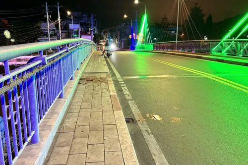 Hai anh em bán bánh dạo bị kẻ lạ mặt chặn đường, truy sát