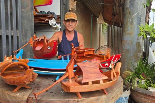 Người làm những chiếc xuồng tí hon khiến ai ghé qua cũng trầm trồ