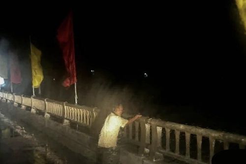 Giải cứu người phụ nữ đứng trên cầu định tự tử
