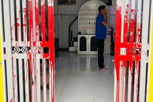 Tạt sơn nhầm nhà, 2 đối tượng bị bắt