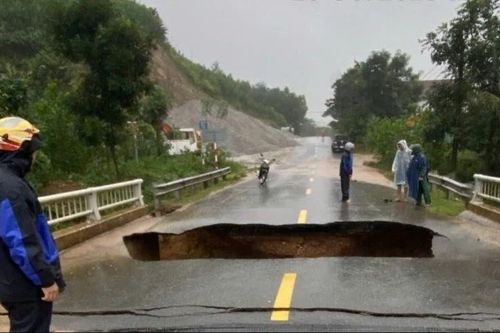 'Hố tử thần' bỗng xuất hiện trên cầu sau mưa lớn ở Đà Nẵng, xe máy lao thẳng xuống hố