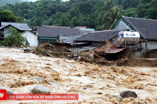 Mưa cực lớn trút xuống miền Trung, cảnh báo lũ quét