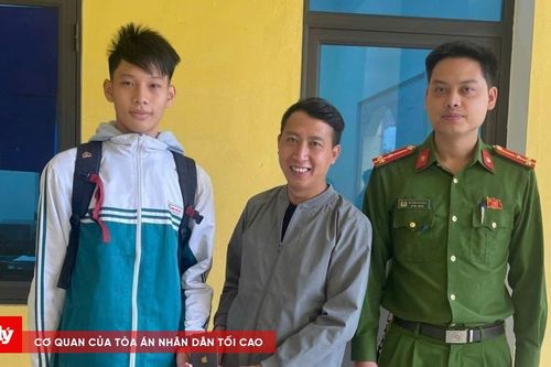 Nhặt được điện thoại, nam sinh trả lại người đánh rơi