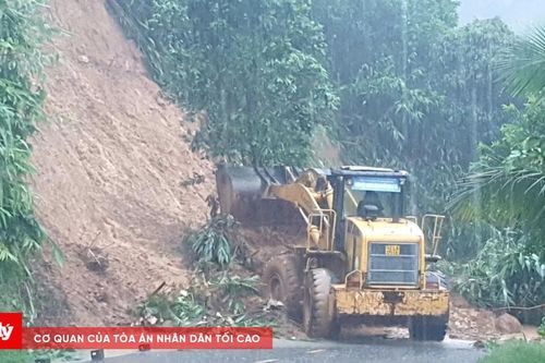 Sạt lở nghiêm trọng chia cắt giao thông và 33 hộ dân