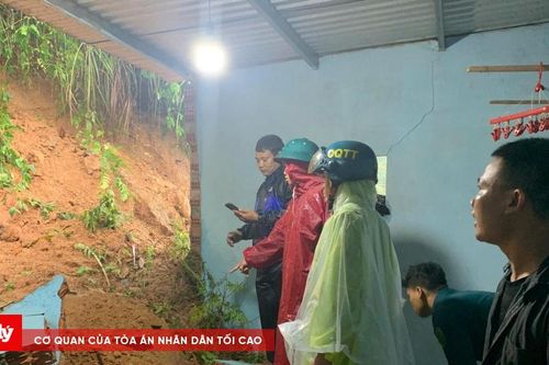 Nhà dân bị sạt lở cuốn sập sau mưa lớn kéo dài