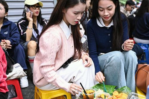 Khách đổ về đông nghẹt quanh Nhà thờ Lớn để chụp ảnh, xếp hàng mua xôi cốm