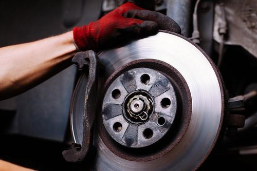 5 sai lầm phổ biến của nhiều tài xế khiến phanh ô tô nhanh hỏng