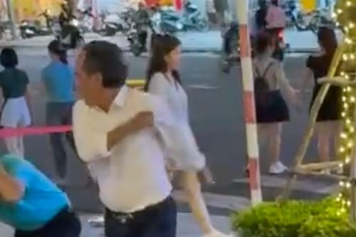 Người đàn ông mặc sơ mi trắng đánh tới tấp tài xế ô tô sau va chạm giao thông