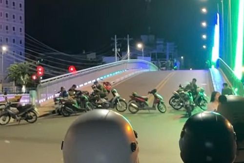 Hai anh em ruột bị đâm gục trên cầu trong đêm
