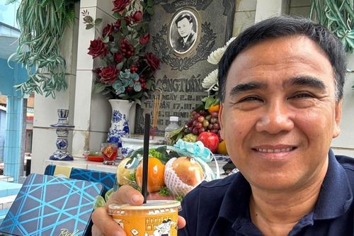 Quyền Linh thăm mộ Lê Công Tuấn Anh, siêu mẫu Minh Tú phải nhập viện