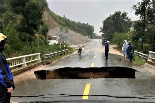'Hố tử thần' xuất hiện trên cầu sau mưa lớn ở Đà Nẵng, nuốt chửng xe máy