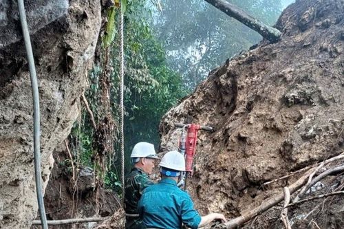 Nổ mìn, khoan đá để thông đường vào nhiều bản bị chia cắt ở miền Tây Nghệ An