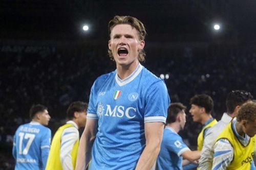 Napoli hạ Inter 3-1, McTominay tiết lộ sự cố ánh đèn