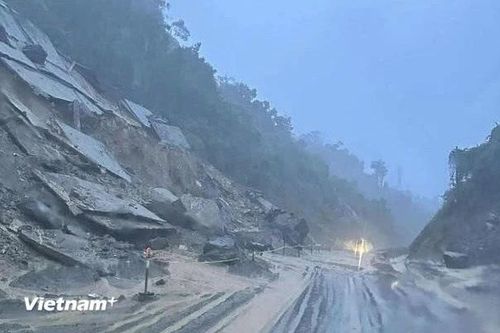Mưa lớn gây sạt lở nghiêm trọng, thủy điện cảnh báo điều tiết qua tràn lên đến 2.500 m³/s