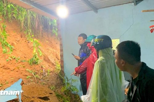 Sạt lở bất ngờ cuốn sập phòng ngủ, hộ dân ở Trà Đốc may mắn thoát chết