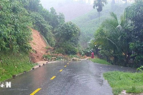 Đà Nẵng: Khẩn trương di chuyển người dân ở khu vực sạt lở núi