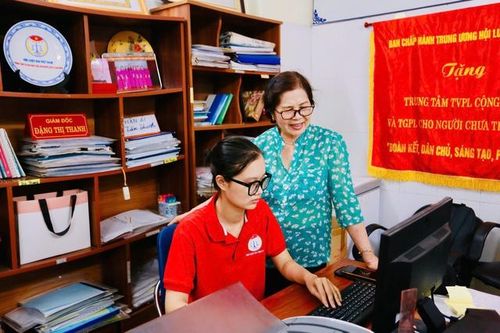 Hành trình giải thoát bé gái của nữ luật gia nặng trăn trở bảo vệ trẻ em