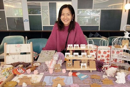Nữ diễn viên nổi tiếng bị bắt gặp đi bán kẹp tóc, vòng tay ở trung tâm thương mại để mưu sinh, diện mạo gây xôn xao