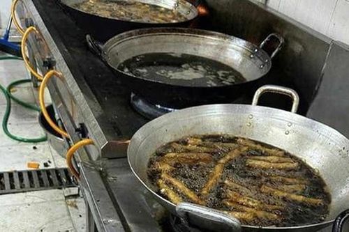 Phụ huynh nghi nhà cung cấp suất ăn bán trú cho nhiều trường học ở Hà Nội dùng 'dầu đen kịt'