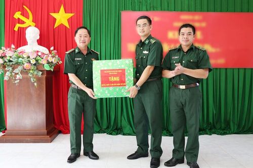 Thăm, động viên cán bộ, chiến sĩ Đồn Biên phòng Thổ Châu