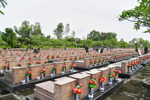 Hơn 200 cán bộ, chiến sĩ, đoàn viên, thanh niên vệ sinh Nghĩa trang Liệt sĩ Dốc Bà Đắc