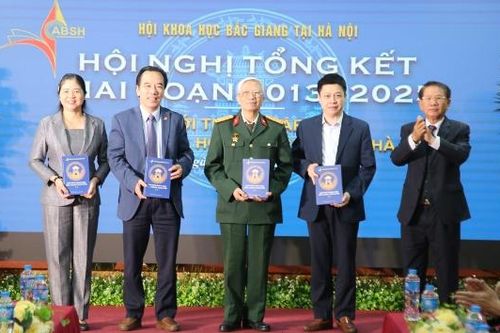 Giới thiệu tập sách Các nhà khoa học Bắc Giang tại Hà Nội