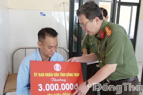 Đồng Tháp: Trao thưởng đột xuất cho 2 cá nhân bắt cướp