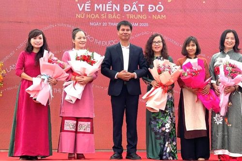 Triển lãm nữ họa sĩ Bắc-Trung-Nam: Sắc màu tự sự