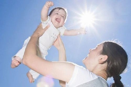 Người Việt thiếu nghiêm trọng vitamin D vì tránh nắng quá kỹ
