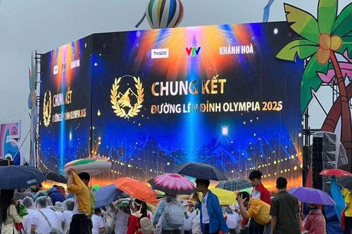 Điểm cầu Khánh Hòa bùng nổ, nghìn học sinh đội mưa cổ vũ Olympia