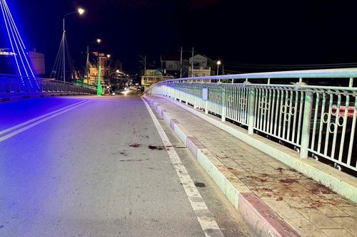 Hai anh em bị đâm giữa cầu Dục Thanh, một người tử vong