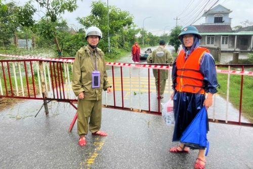 Di dời khẩn hàng chục hộ dân tránh lũ