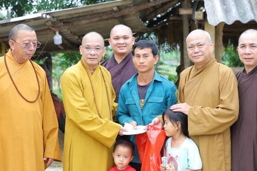 Nghệ An: Phân ban Phật tử dân tộc T.Ư trao quà đến đồng bào và học bổng cho học sinh