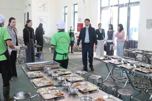 Hà Nội kiểm tra đột xuất bữa ăn bán trú tại hai trường tiểu học