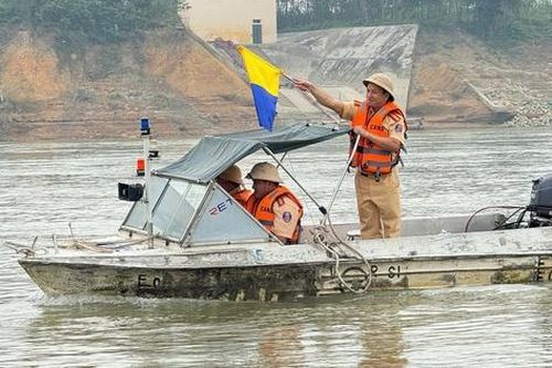 Phú Thọ: Cảnh báo mất an toàn giao thông đường thủy khu vực cầu Văn Lang, cầu Việt Trì