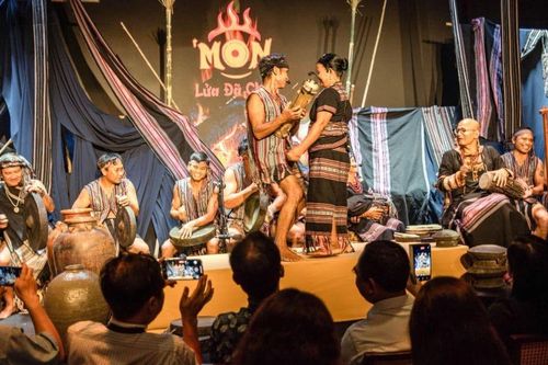 Từ đại ngàn đến phố thị: Lửa Hrê không tắt