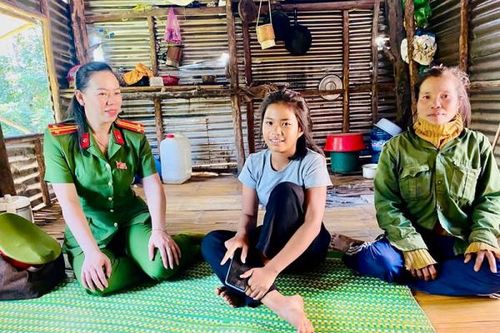 Công an xã vận động học sinh miền núi nghỉ học trở lại trường