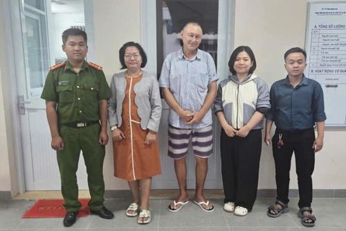 Công an xã hỗ trợ một người nước ngoài vào cơ sở bảo trợ xã hội trong khi chờ hồi hương