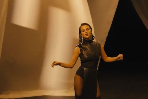 Selena Gomez thay đổi hình tượng trong MV 'In the Dark'